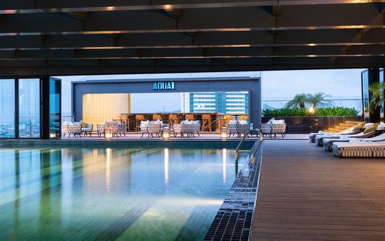 Bể bơi bốn mùa cùng với nơi ngắm phong cảnh ở trên đỉnh khách sạn Vinpearl Thanh Hóa