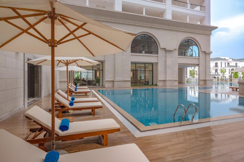Tận hưởng bể bơi xanh trong tại khách sạn Vinpearl Imperia Hải Phòng